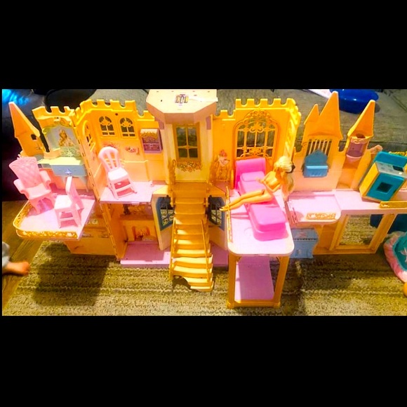 Huge doll house - Picture 1 of 1